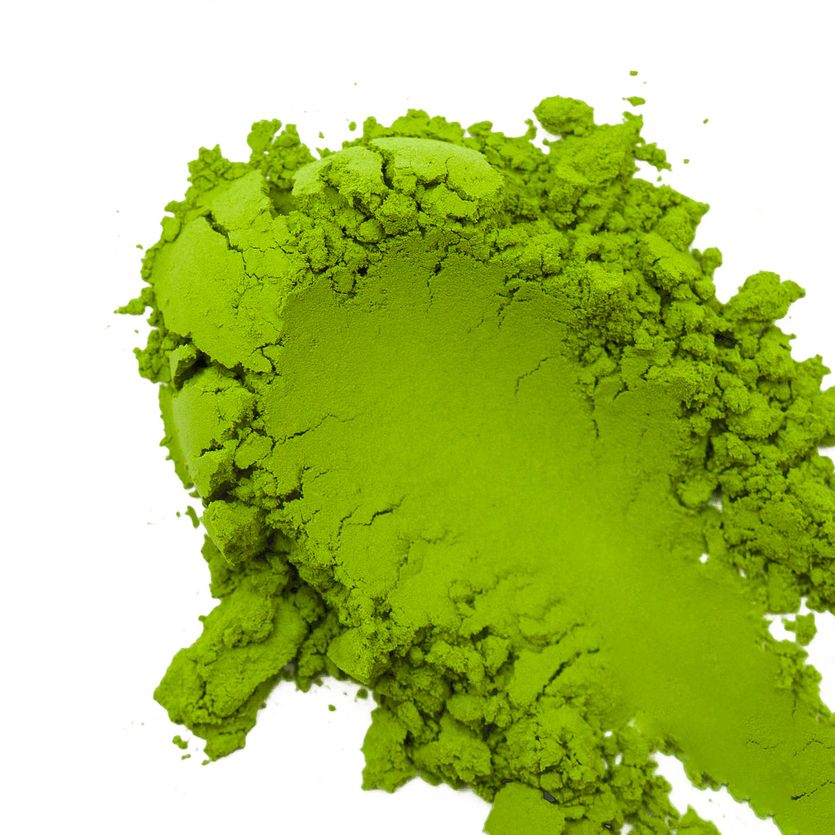 Vibrant green MIE002 Okumidori matcha powder on a white background